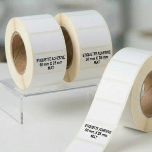 Étiquette adhésive mate 50x25 mm pour identification produit, codes-barres et logistique.