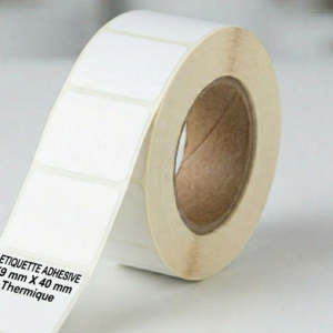 Étiquette adhésive thermique 59x40 mm pour impression de codes-barres et traçabilité des produits.